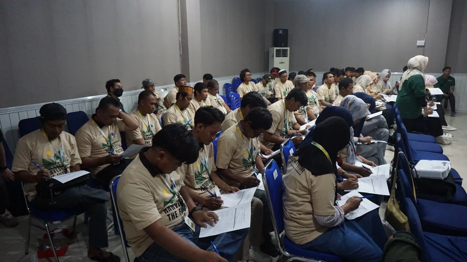 Para petani Sidrap serius menyerap pengetahuan AI, IoT, dan teknologi sensor dalam pelatihan Harvesting the Future. (Foto: Ismail Basri).